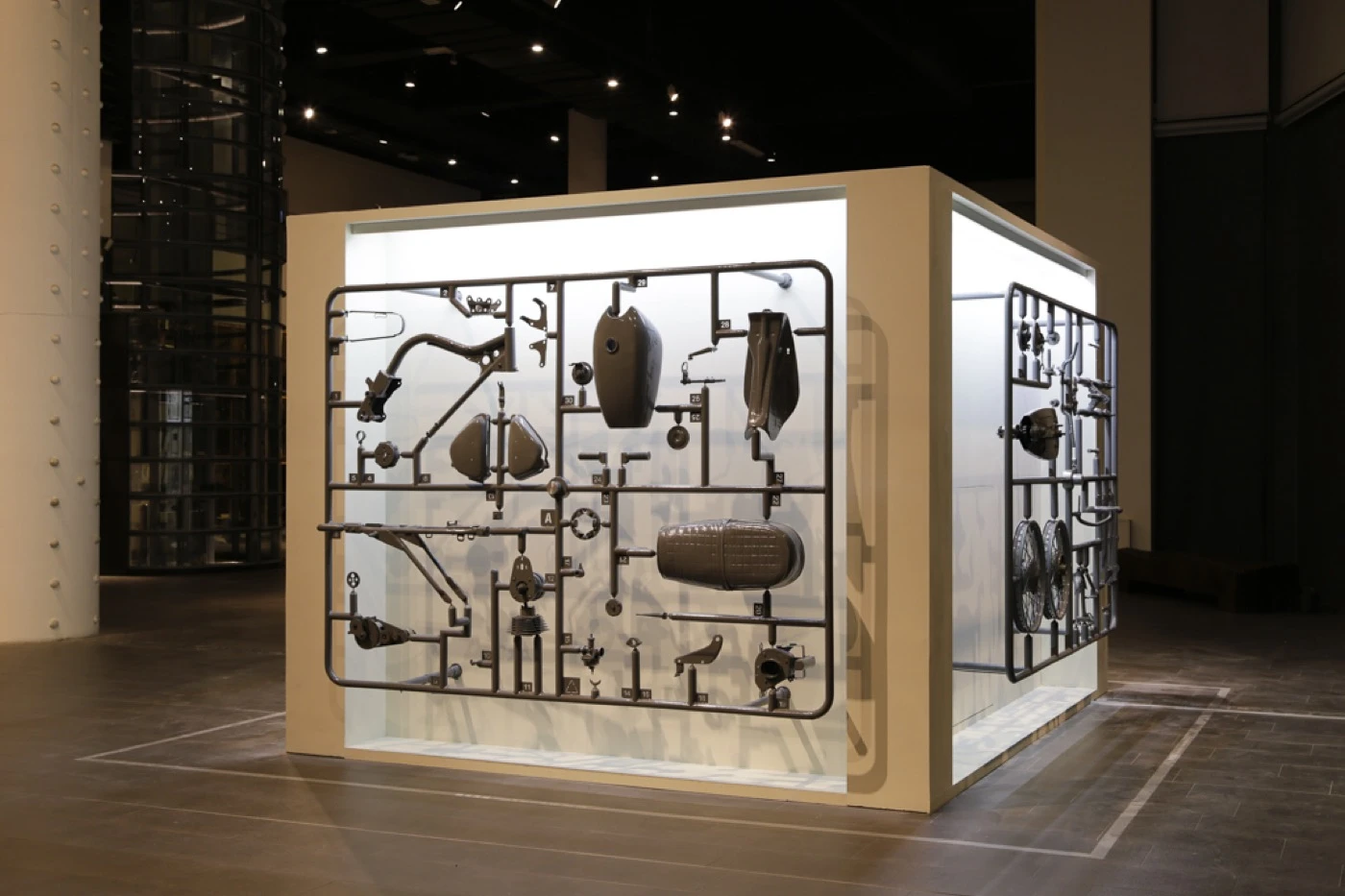 徐瑞憲，《夢想盒》，2009-2012，野狼125、馬達、鋼架、電線、感測器、變壓器，400×300×230cm。©徐瑞憲-圖片